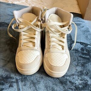 Women's High-Top Puma Sneakers in Cream and White